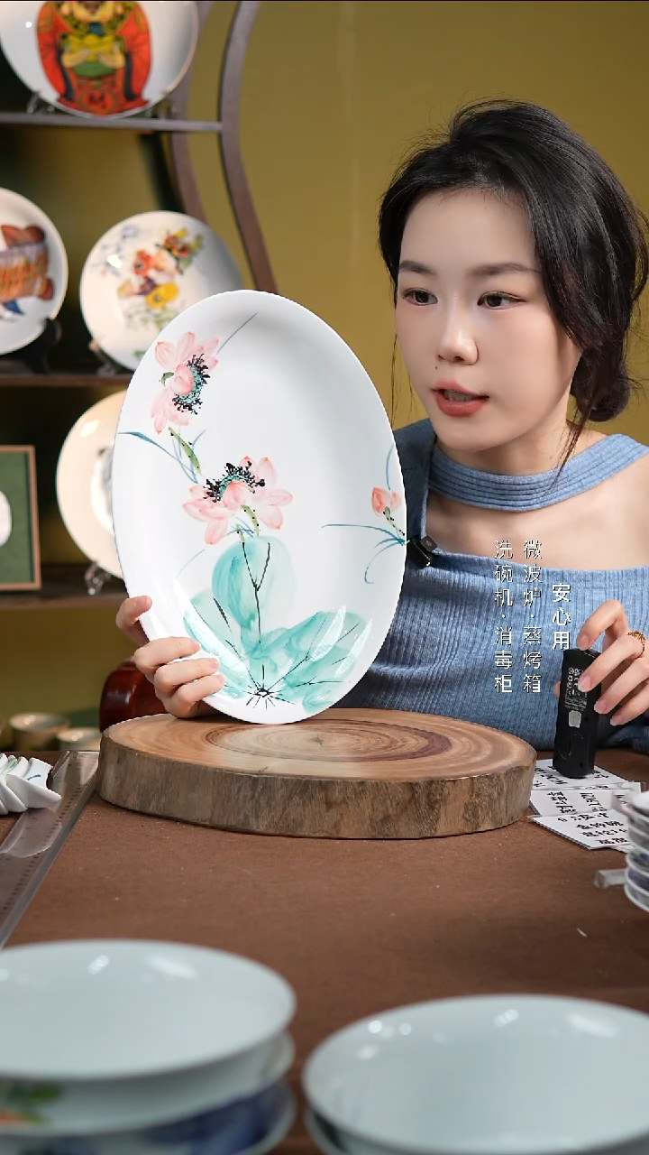 瓷景德镇高温手绘釉下彩12.5英寸窝鱼盘粉荷