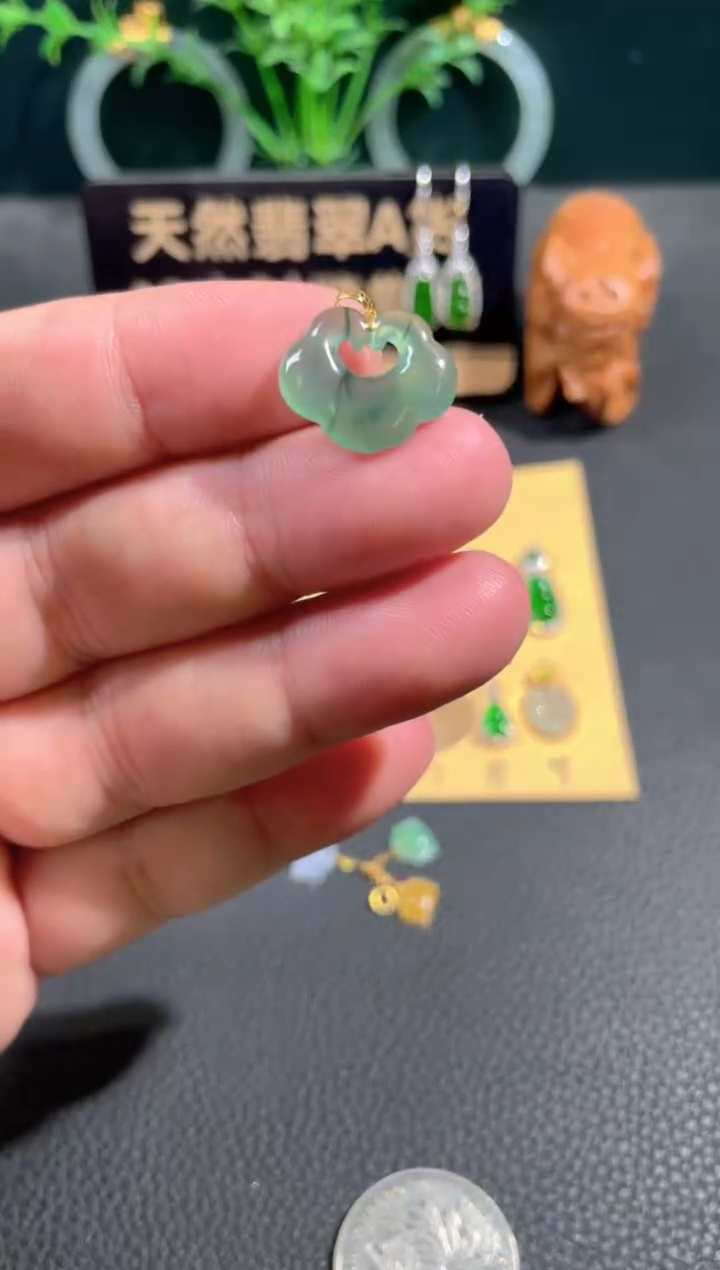 颈饰18K金镶嵌翡翠翡翠
