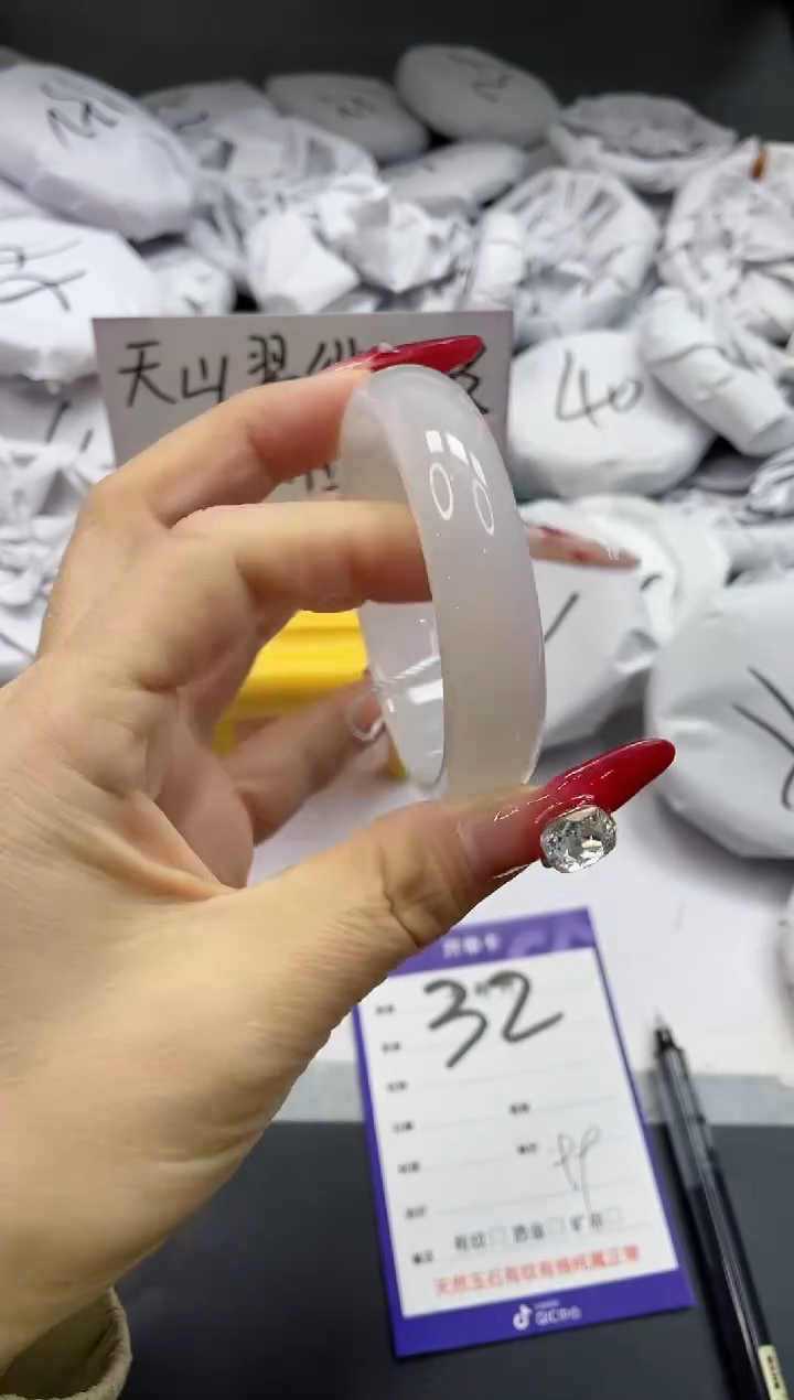 【闪购商品】石英质玉手镯未镶嵌32