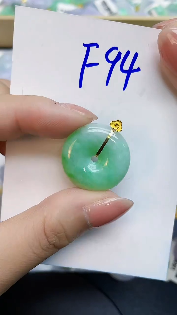 翡翠18K金镶嵌颈饰0000000000