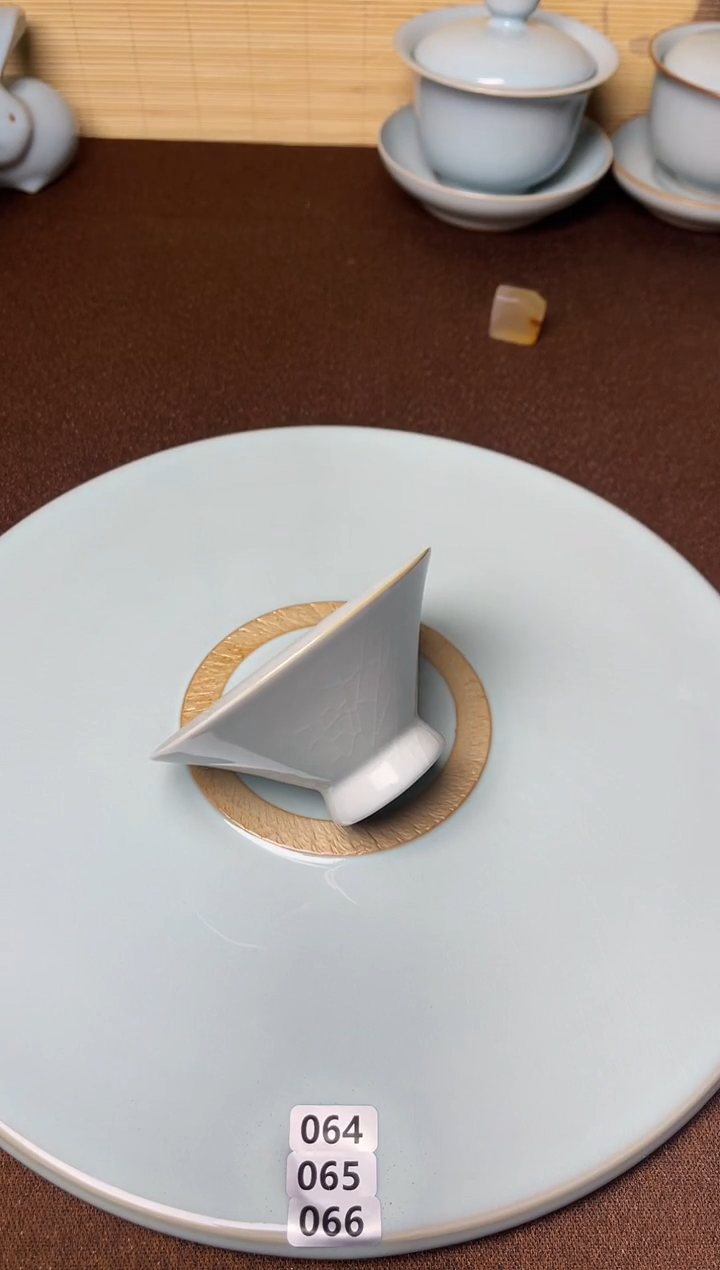 一品一价-二级云雾月白釉纯手工斗笠杯