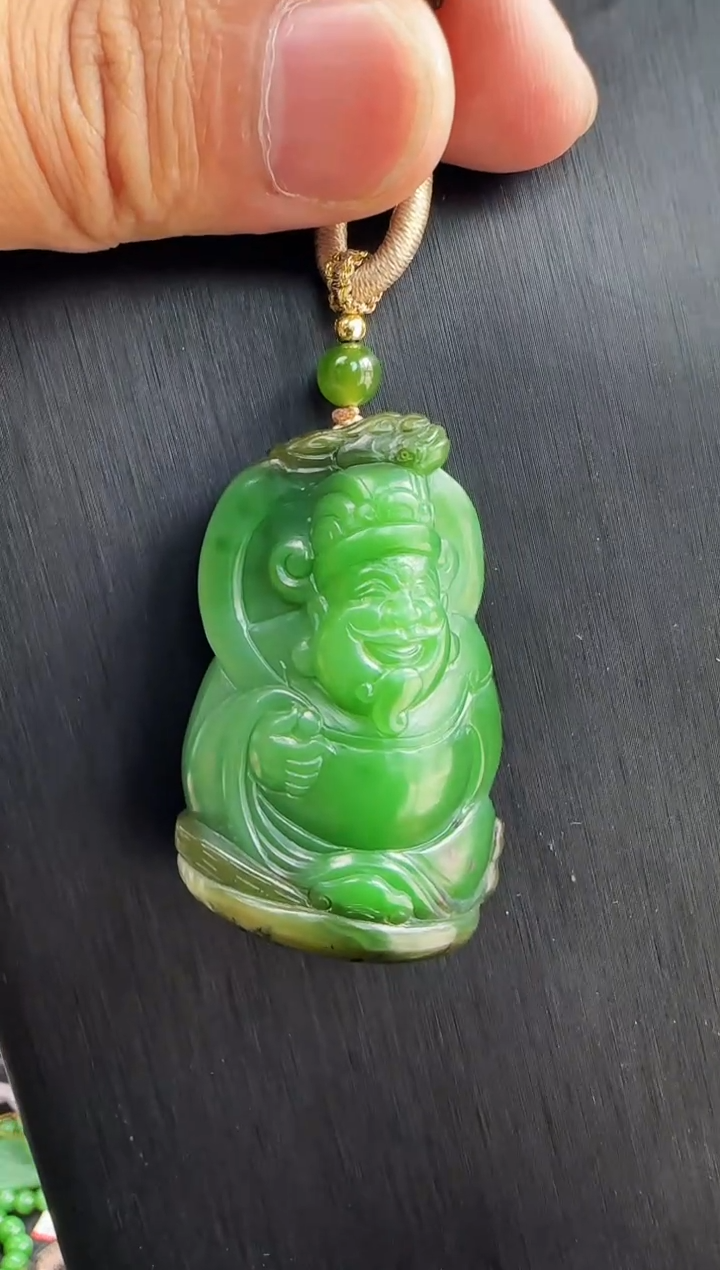 和田玉未镶嵌颈饰俄七白加绿红皮财神