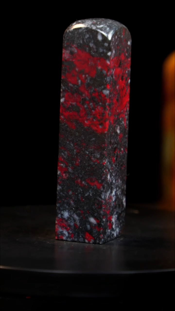 鸡血石黑牛角鸡血石