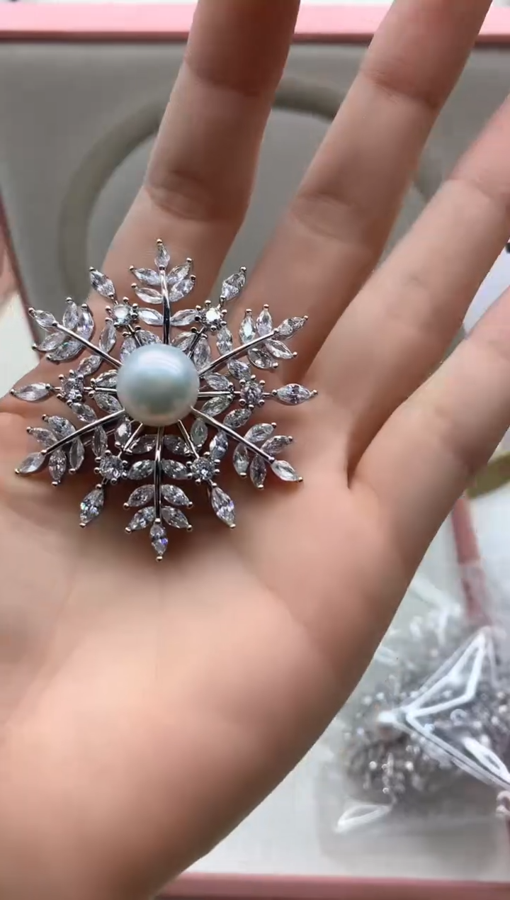 未镶嵌胸饰淡水珍珠多样性发其一