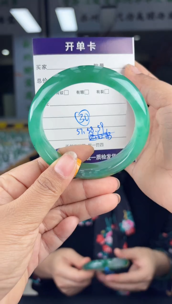 【闪购商品】石英质玉手镯未镶嵌30