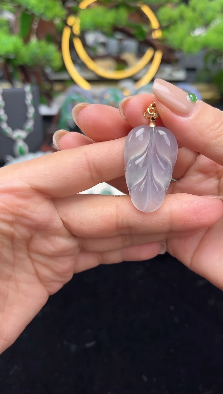 颈饰18K金镶嵌翡翠吊坠