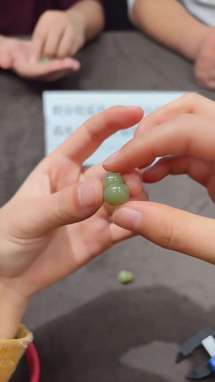 颈饰未镶嵌和田玉黑羊洞薄荷奶绿葫芦