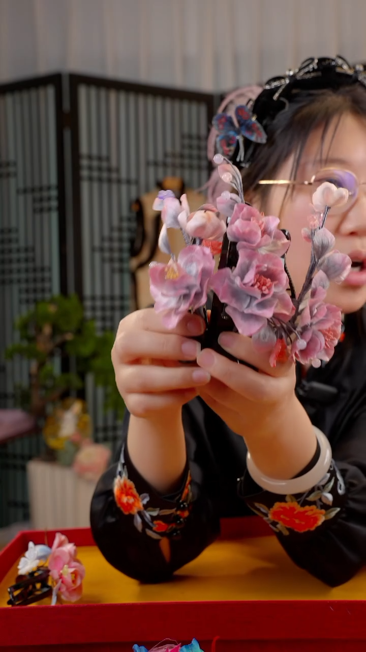 刺绣非遗绒花手工饰品