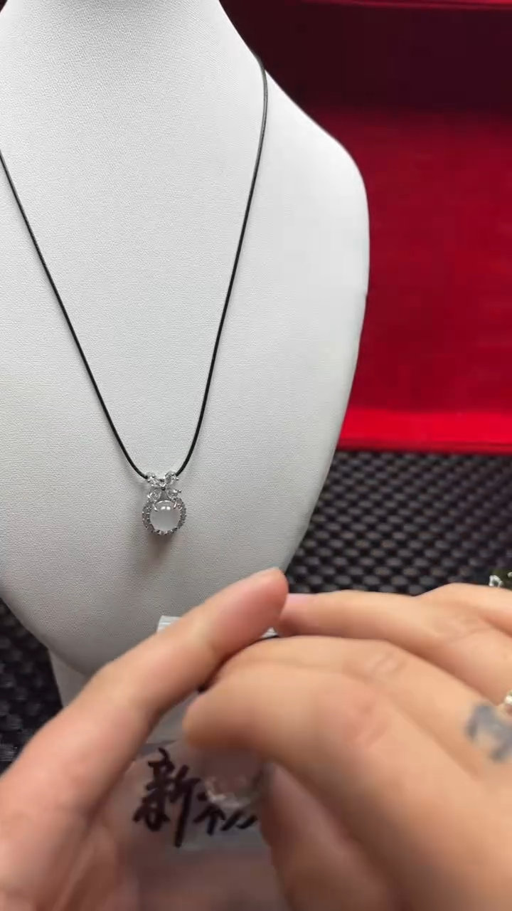 合金颈饰玛瑙/玉髓?**光吊坠