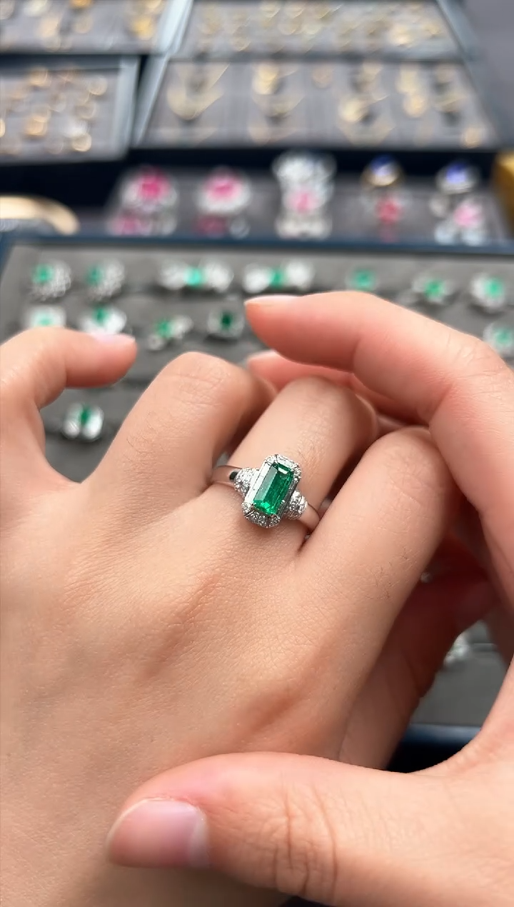 【闪购商品】祖母绿戒指18K金镶嵌vvg