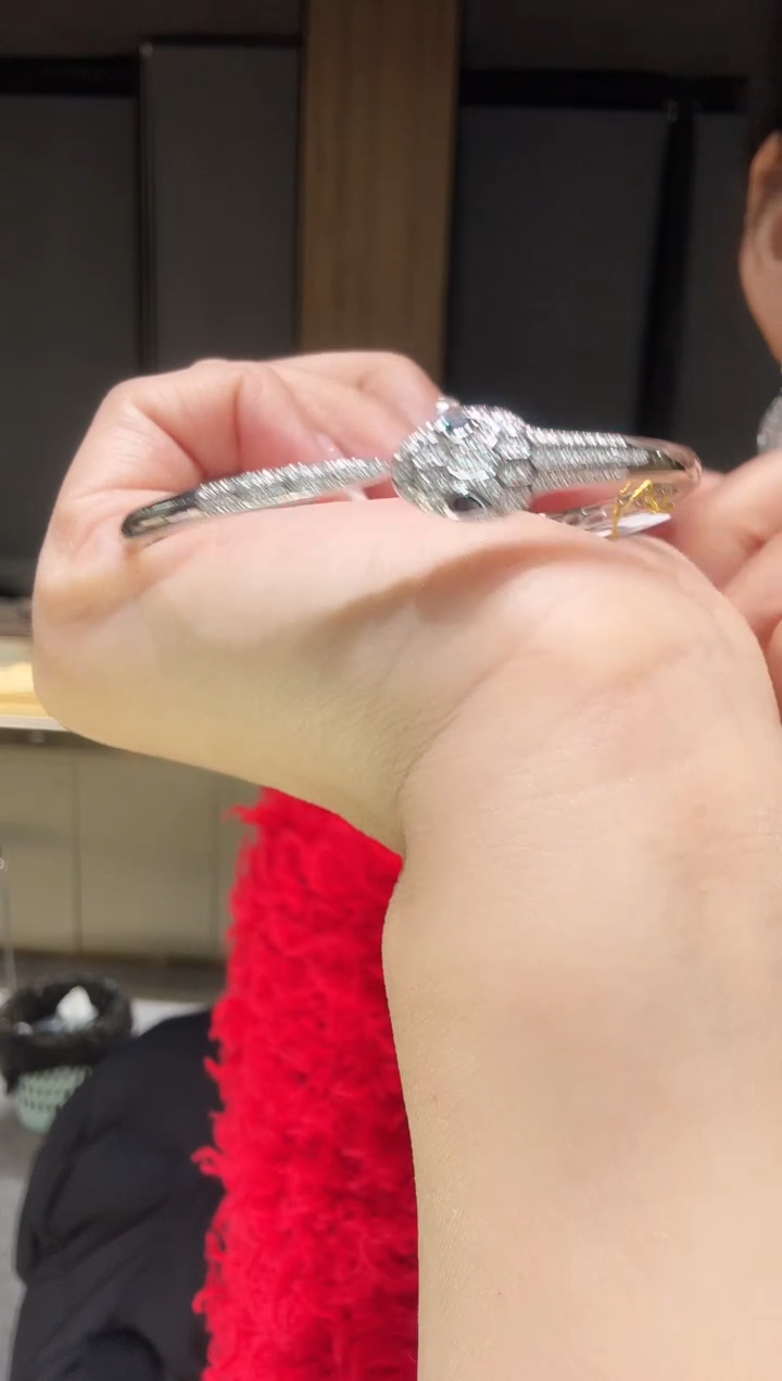 【闪购商品】钻石手镯18K金镶嵌蓝色蛇头