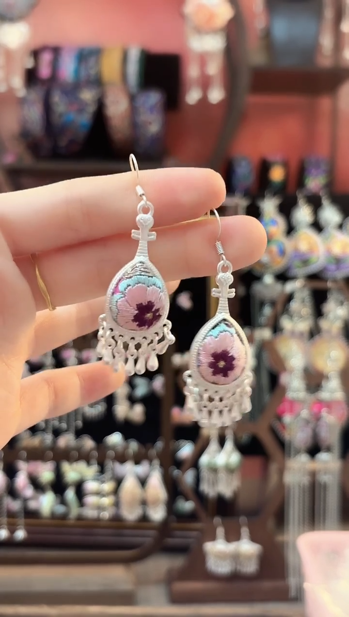 织绣云织谣老绣饰品  96