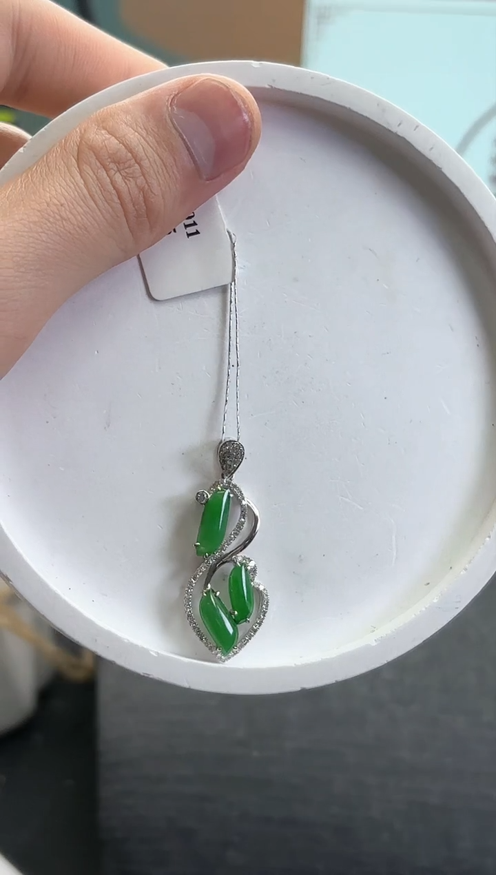 【闪购商品】翡翠颈饰18K金镶嵌翡翠吊坠