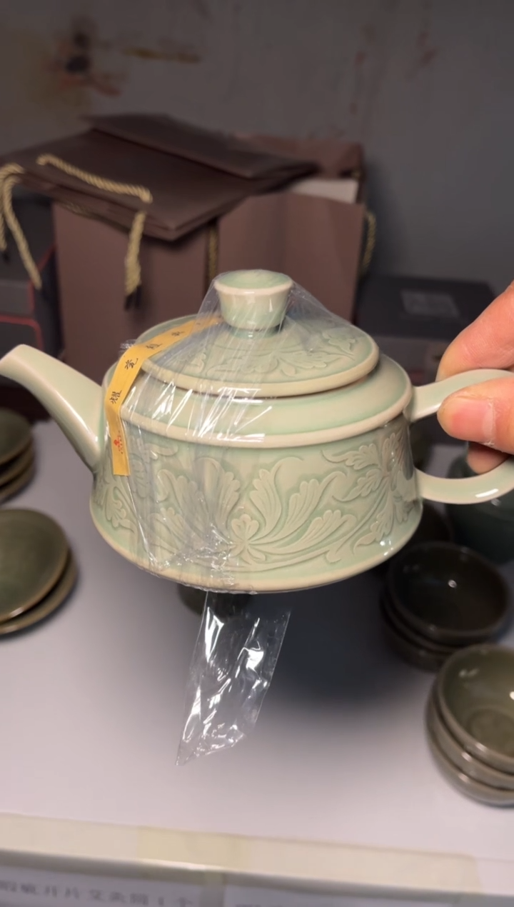 瓷茹春玲 莲纹手工壶1把