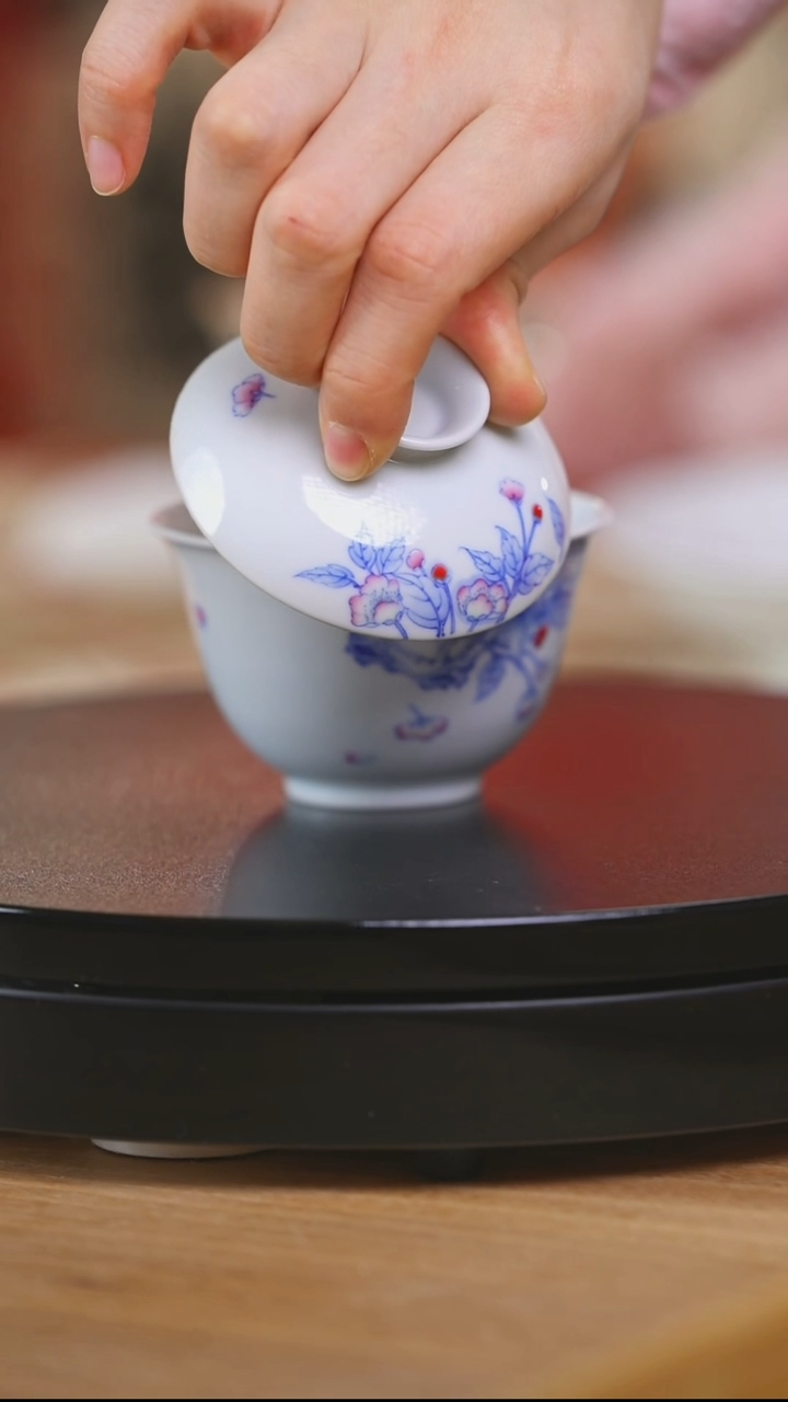 【闪购商品】蝴蝶盖碗一个非常漂亮