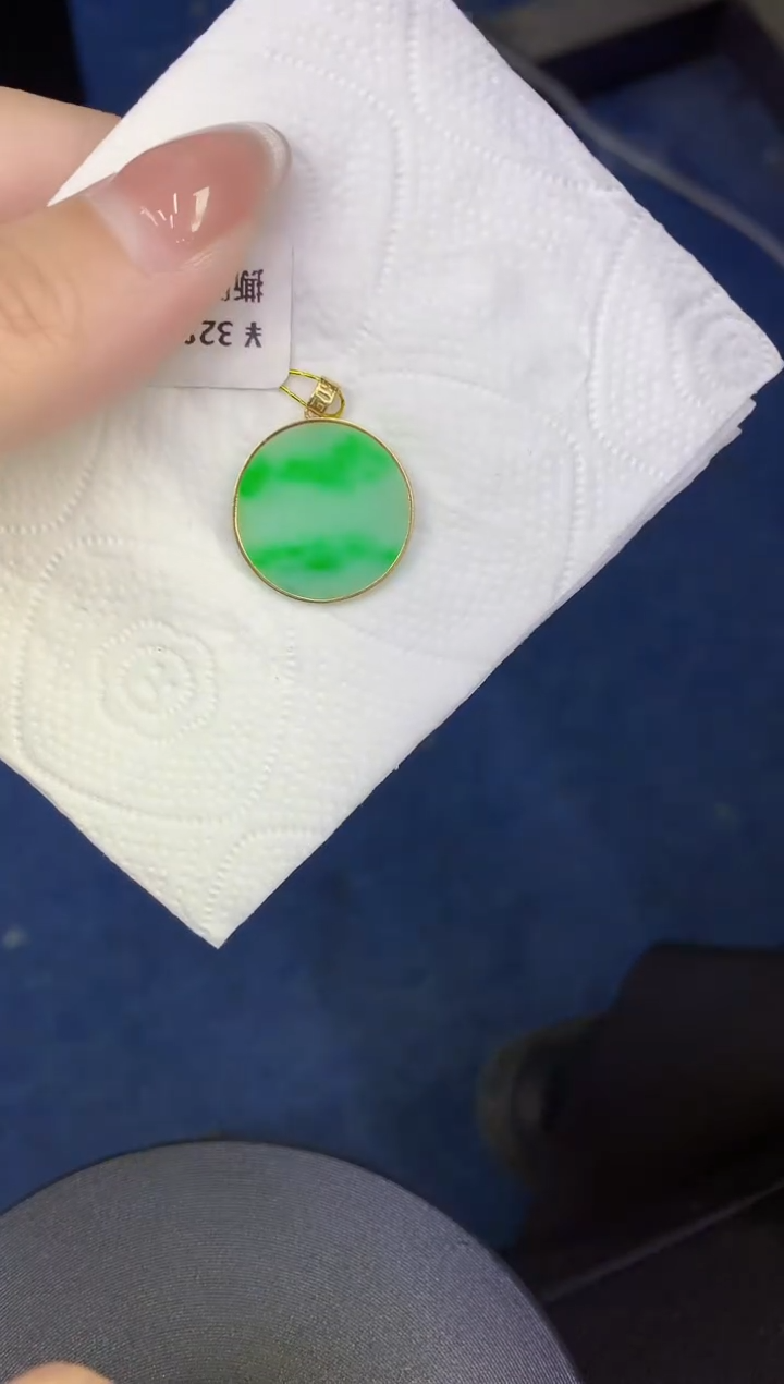 颈饰18K金镶嵌翡翠缅甸天然翡翠A货