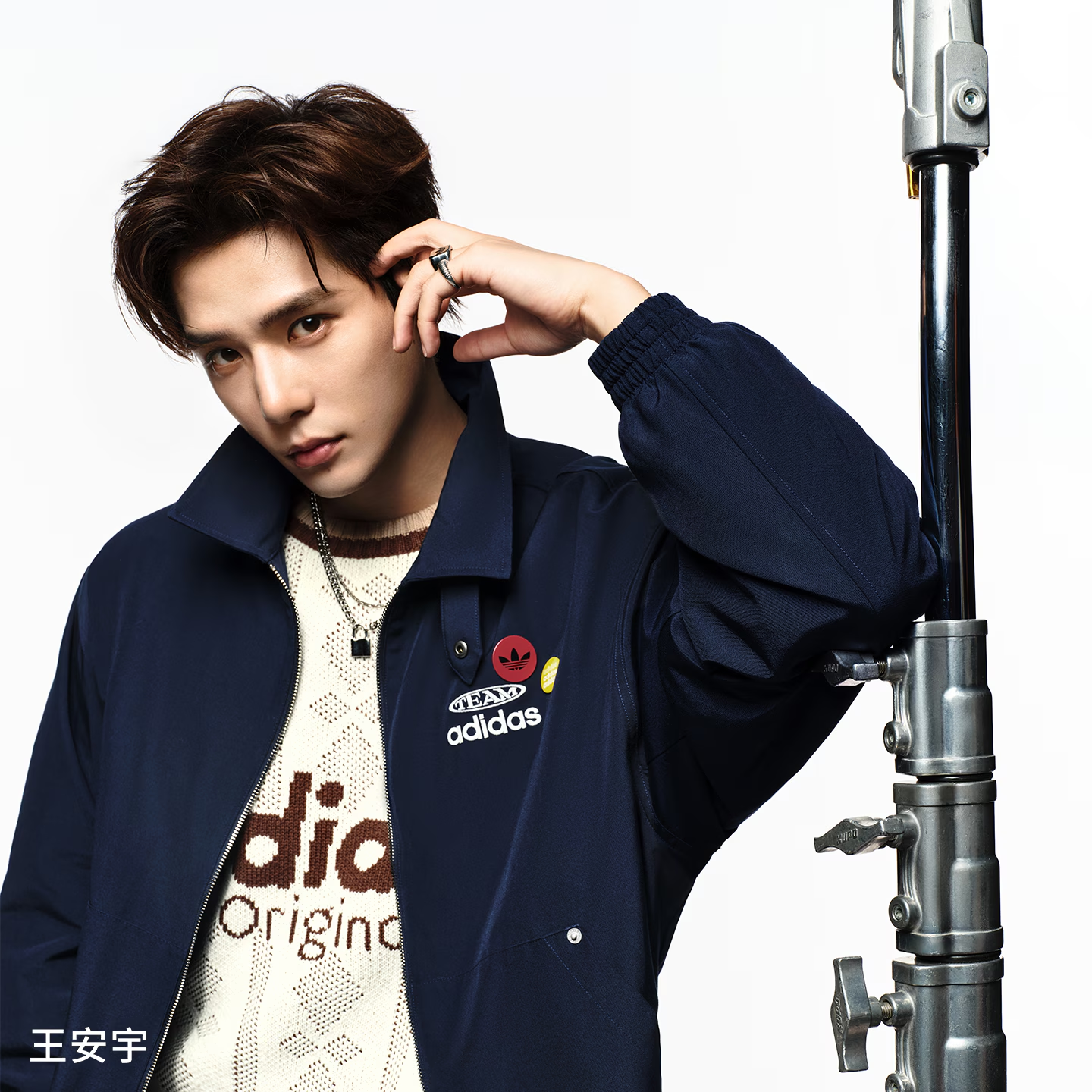 adidas/阿迪达斯新款 王安宇同款男女时尚梭织宽松夹克外套KC0135