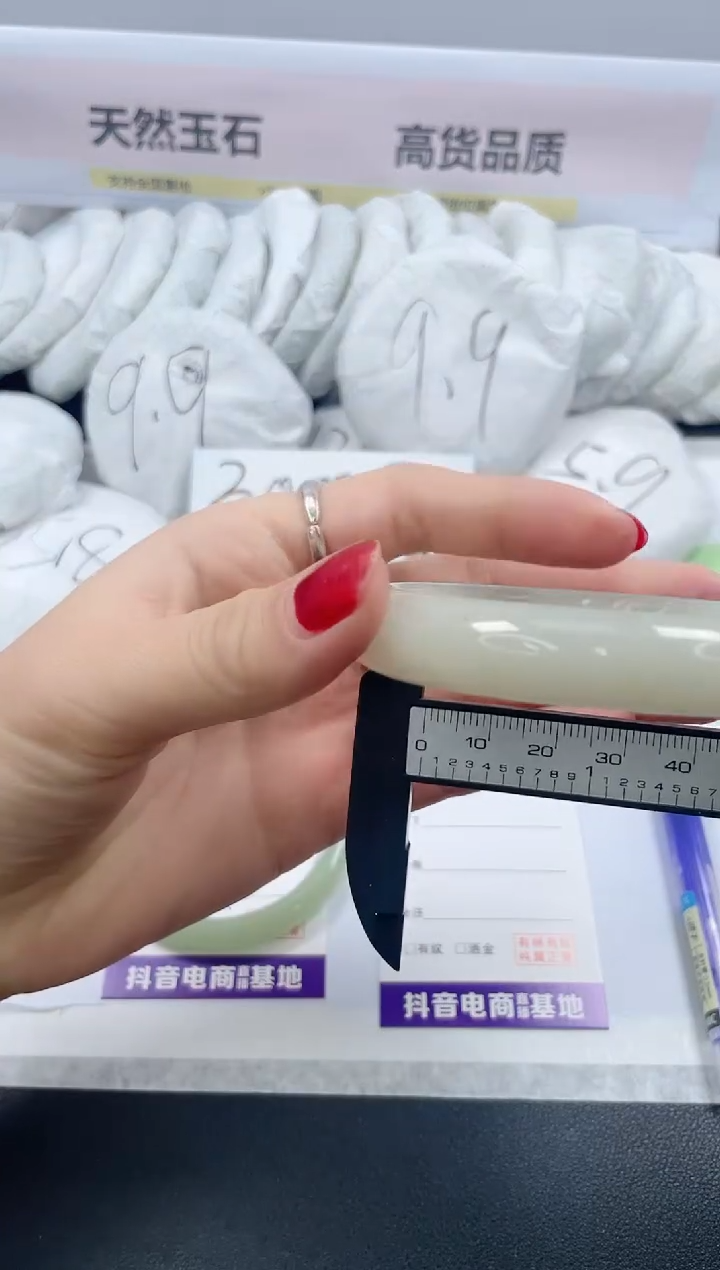 【闪购商品】石英质玉手镯未镶嵌68/59