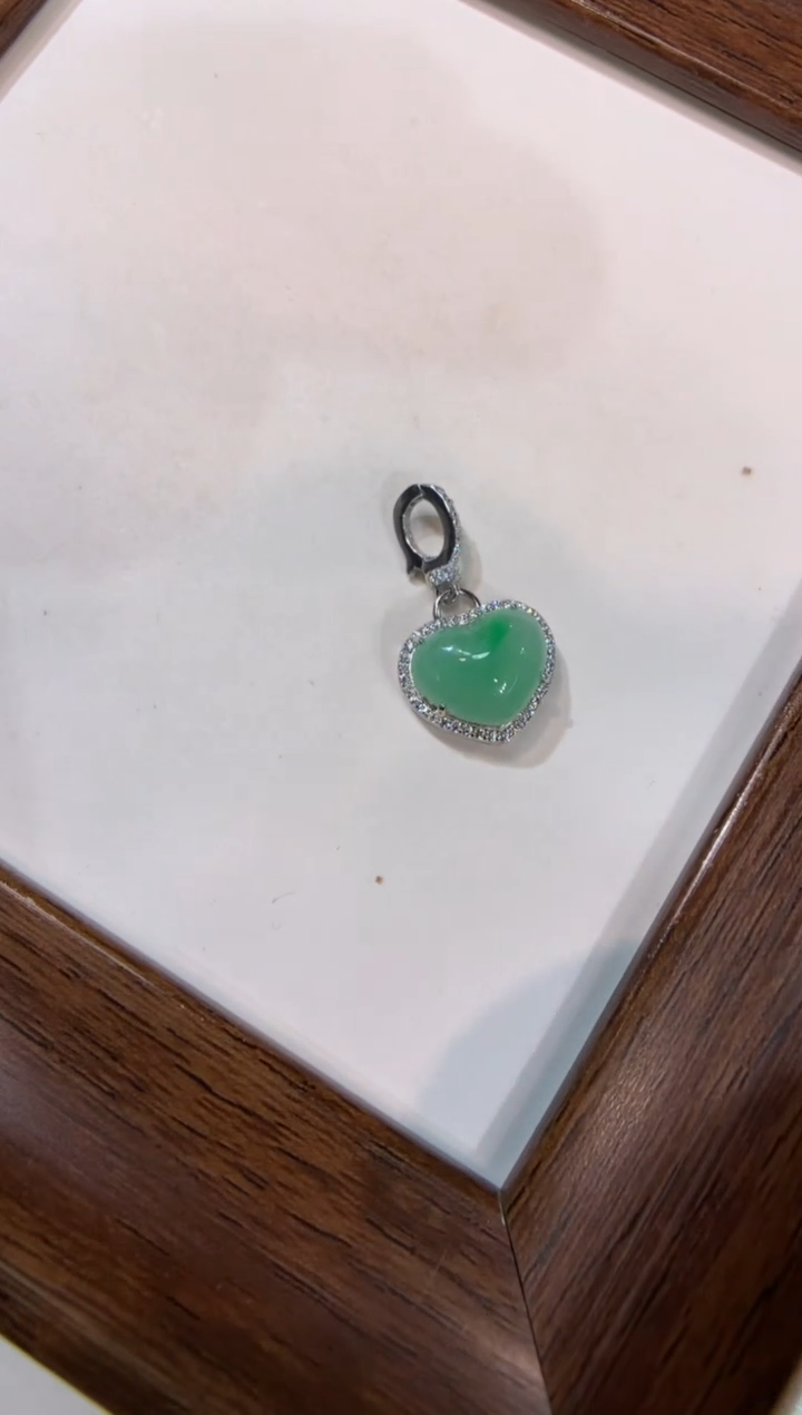 颈饰银S925镶嵌翡翠爱心