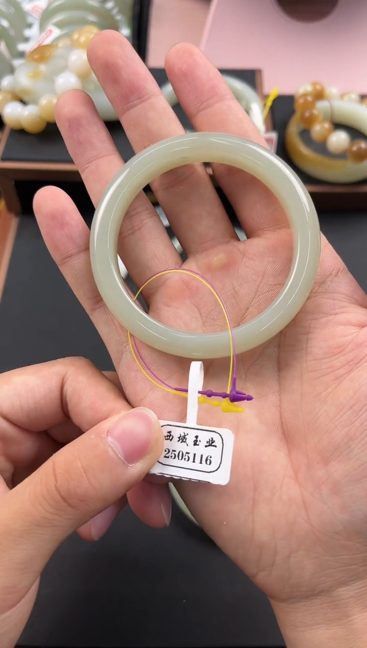 手串未镶嵌和田玉且末青白手镯卡55微色差