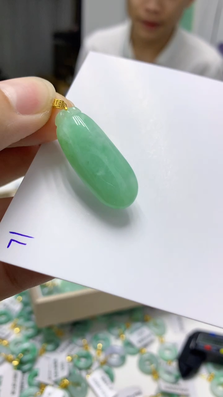 颈饰18K金镶嵌翡翠缅甸A货翡翠