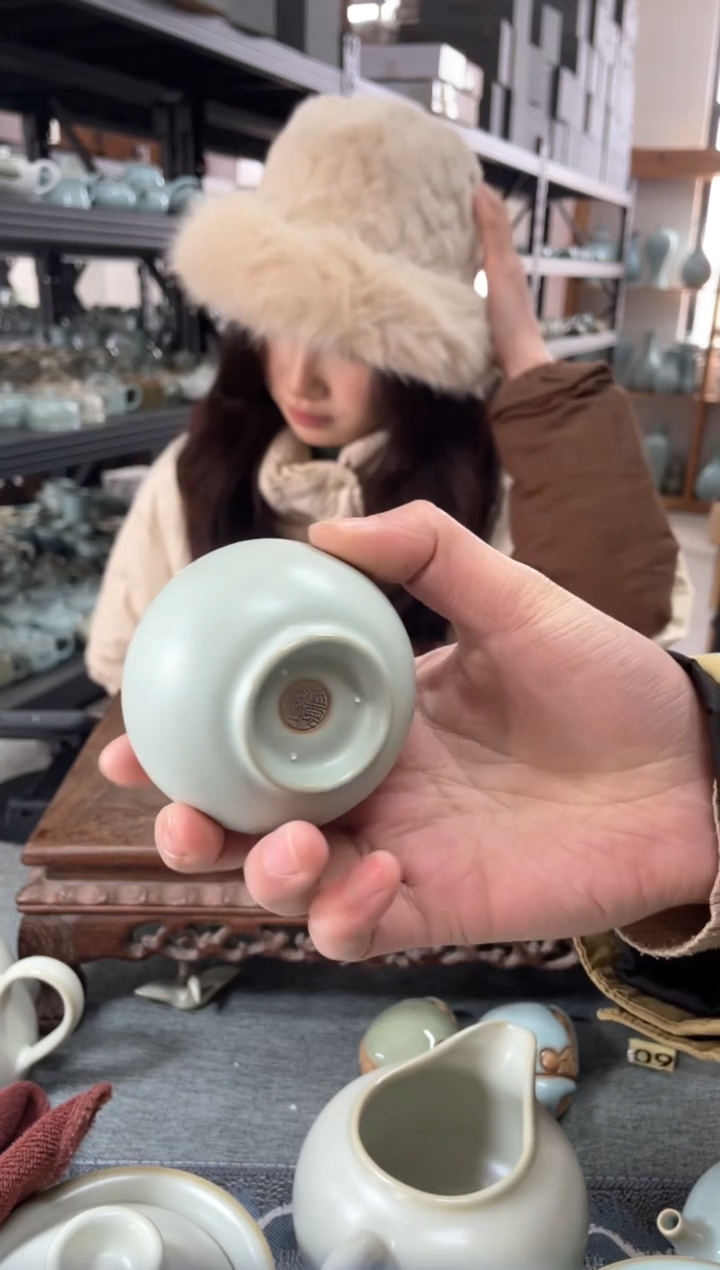 【闪购商品】瓷片微瑕月白手拉支烧小满杯