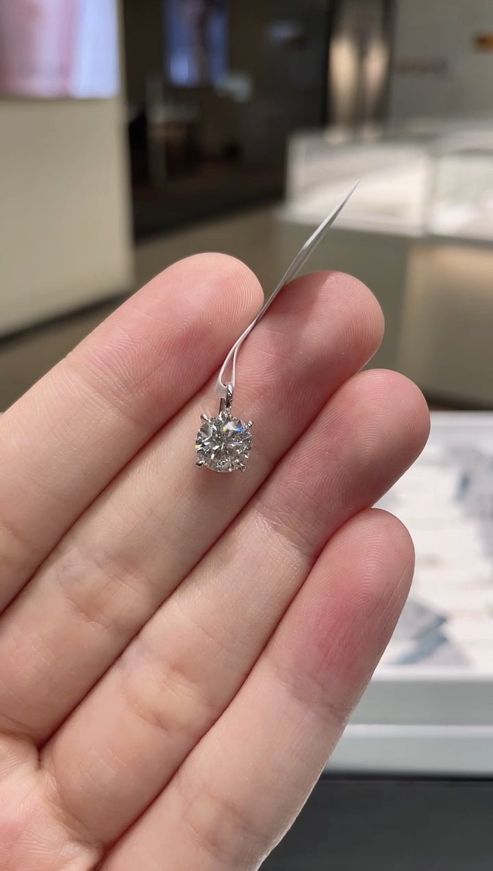 18K金镶嵌颈饰合成钻石1.2克拉四爪吊坠