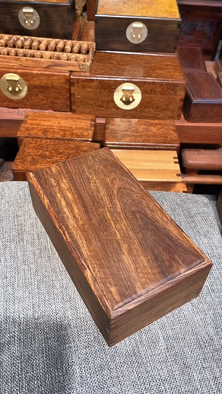 花梨木类大盒子一个