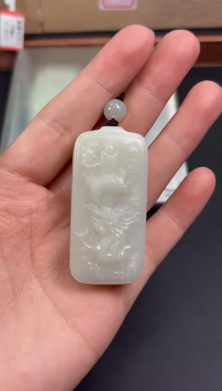 【闪购商品】和田玉吊坠(赠链)未镶嵌且末微色差近矿吊坠