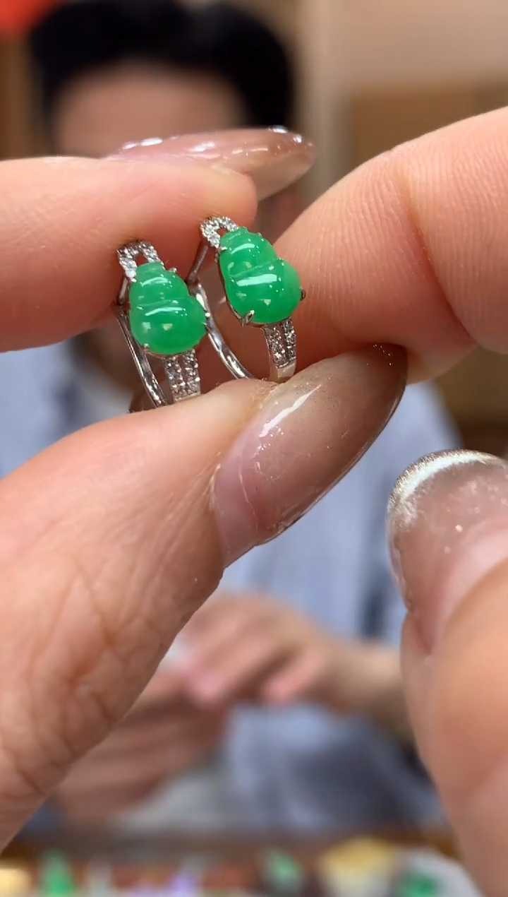 18K金镶嵌翡翠耳饰耳包