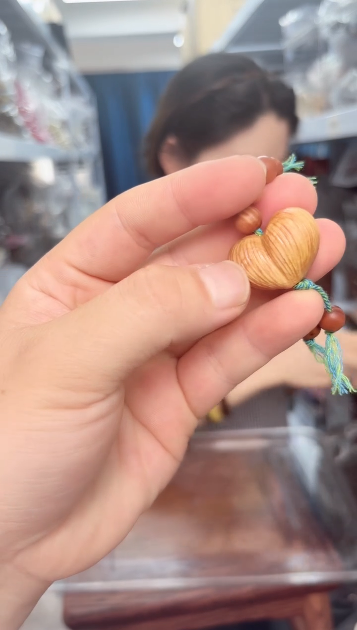 柏木（崖柏）屁桃挂件一个