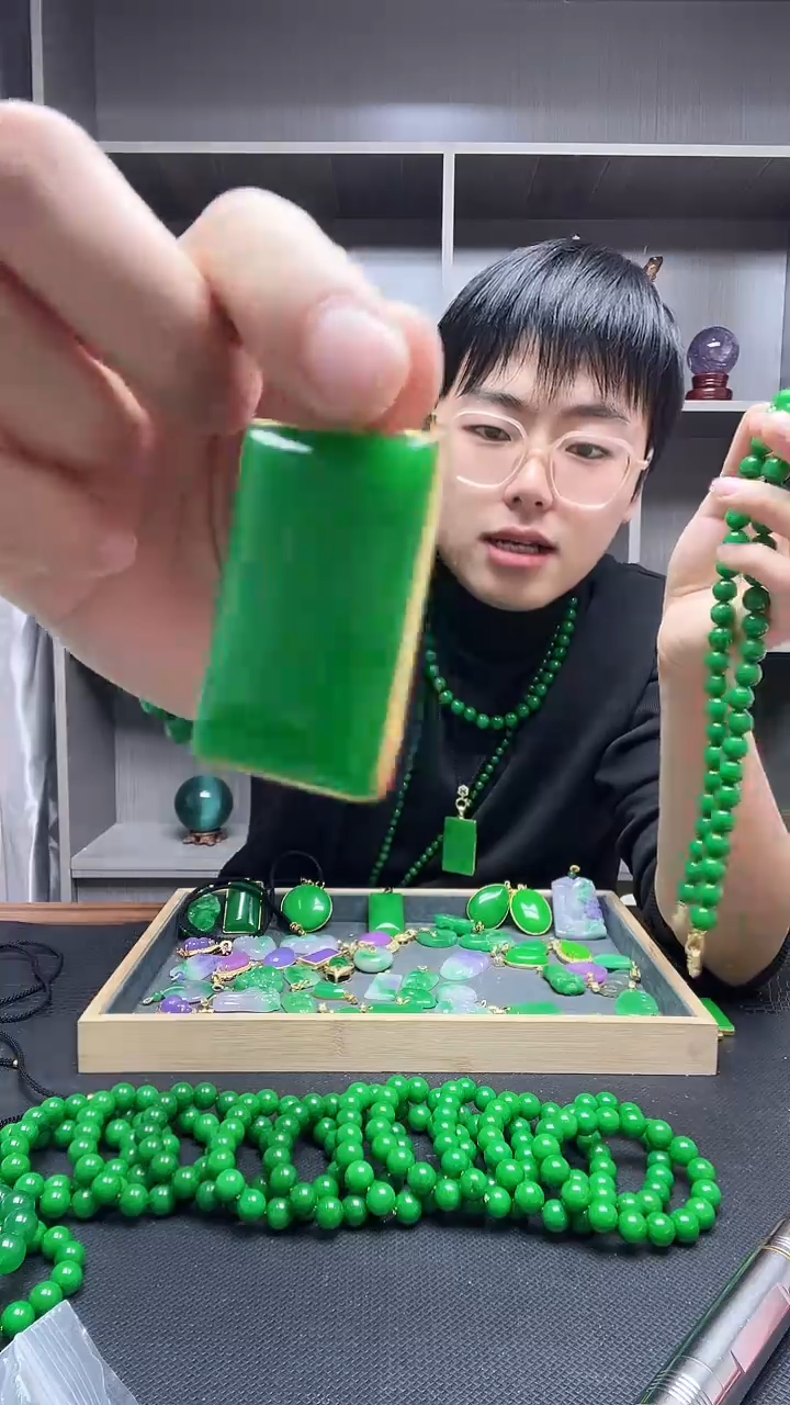 吊坠(赠链)14K金镶嵌翡翠向***。吊坠