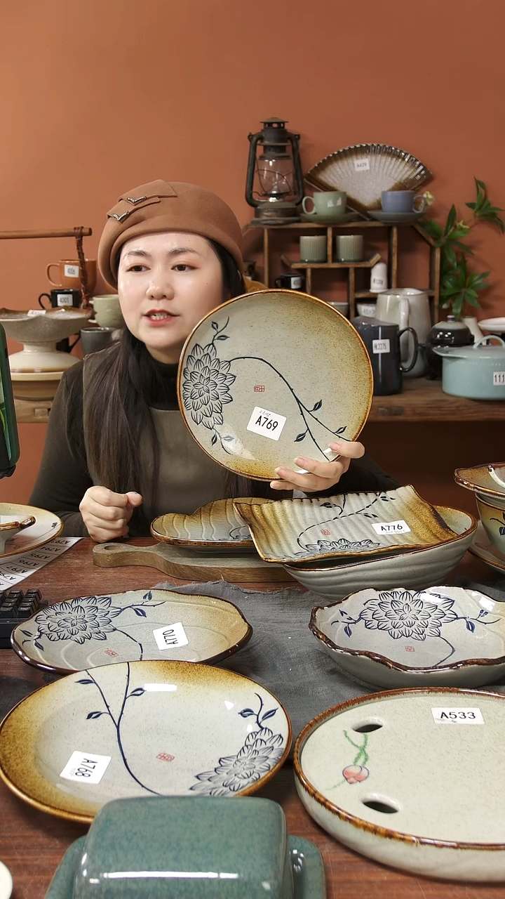 陶瓷A769 一只手绘蓝莲花圆盘23*3微瑕