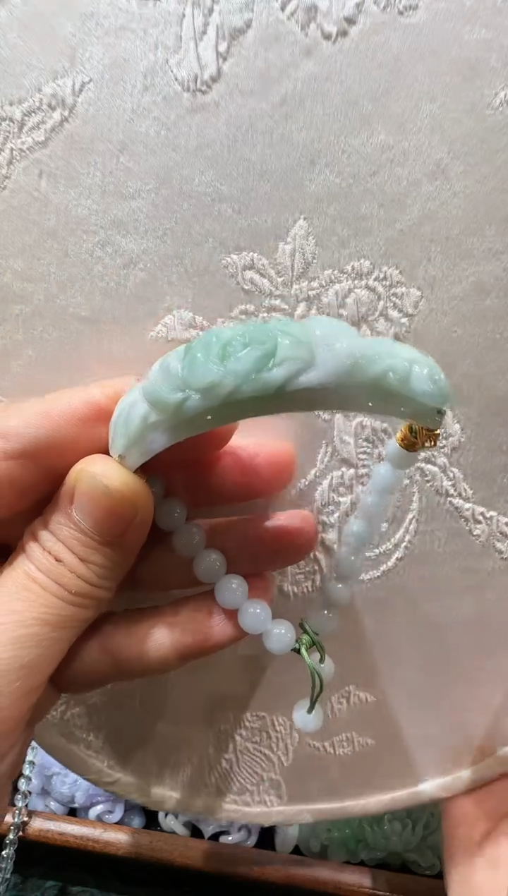 翡翠未镶嵌颈饰国风