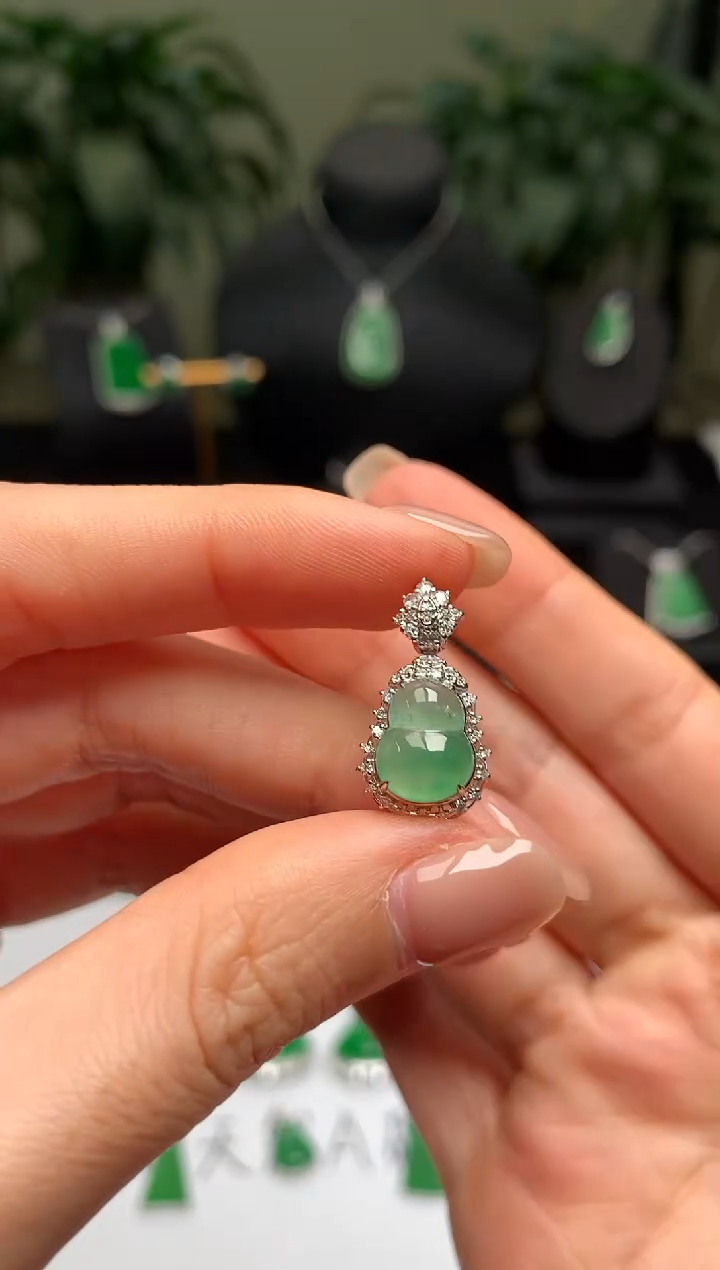 颈饰18K金镶嵌翡翠葫芦