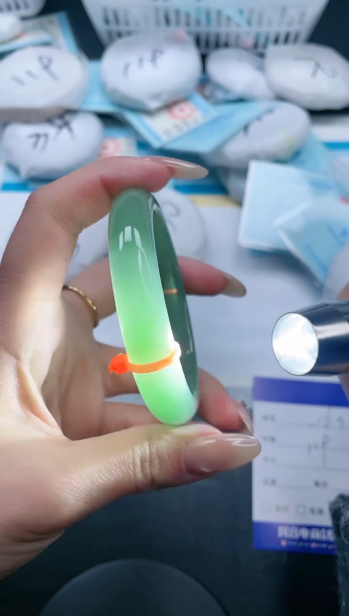 【闪购商品】石英质玉手镯未镶嵌21V163-58