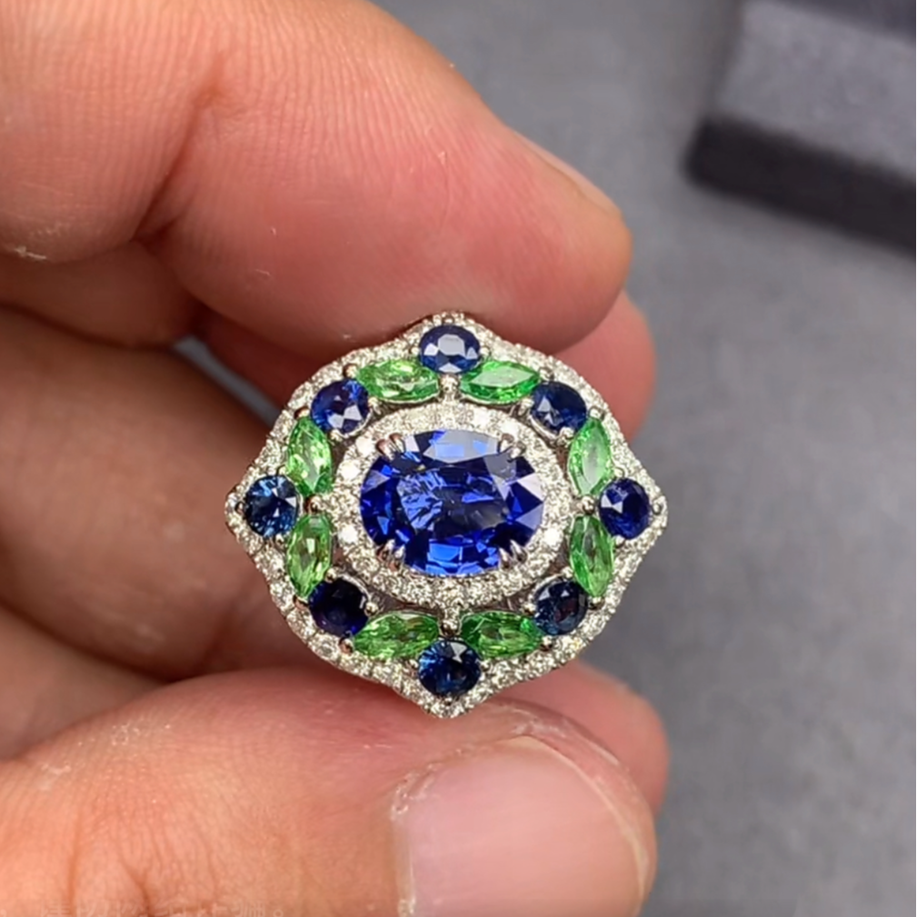 18K金皇家蓝蓝宝石戒指主石1.5克拉