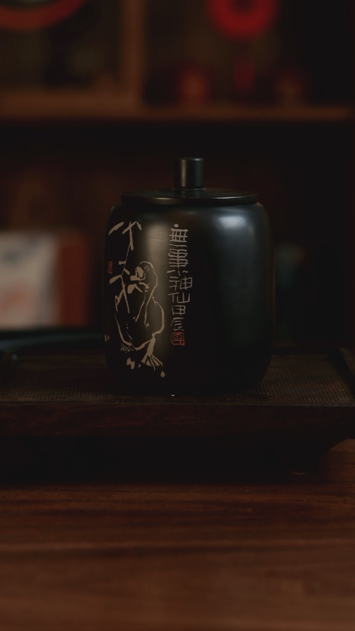 【闪购商品】二生陶作倚松罐《无事小神仙》黑色