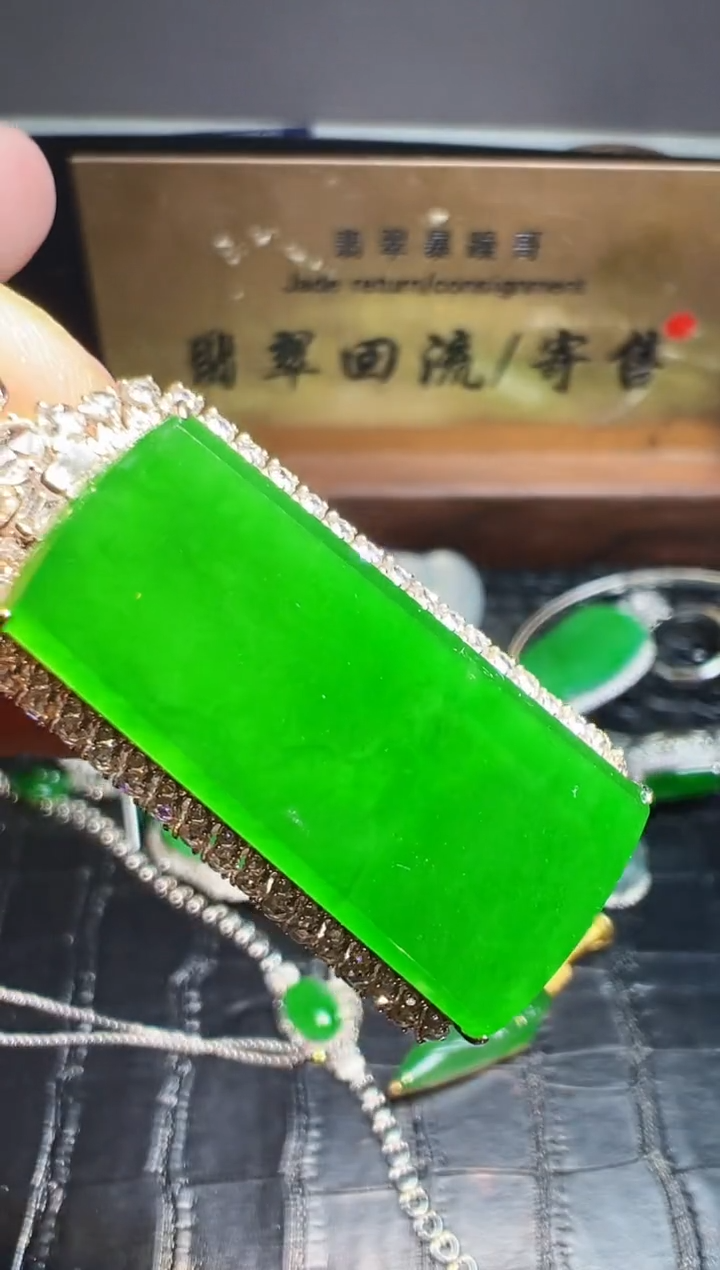 【闪购商品】翡翠颈饰18K金镶嵌翡翠回流