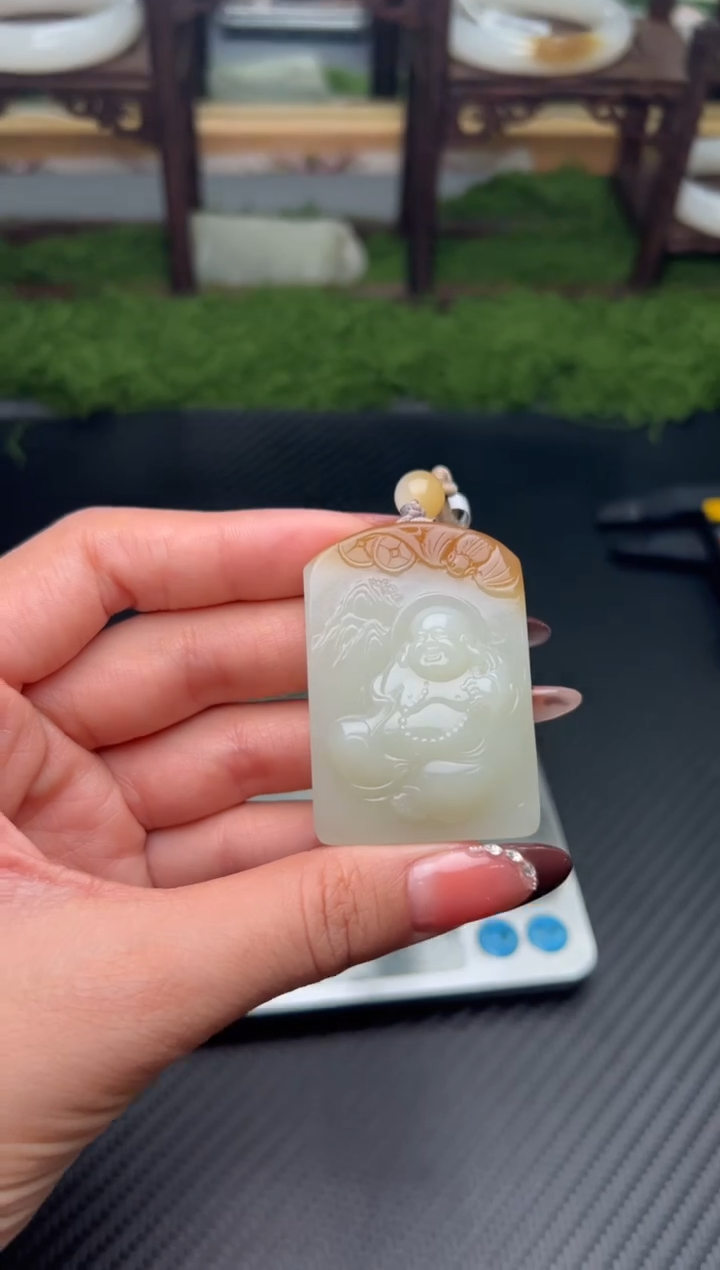 吊坠(赠链)未镶嵌和田玉若羌微色差吊坠