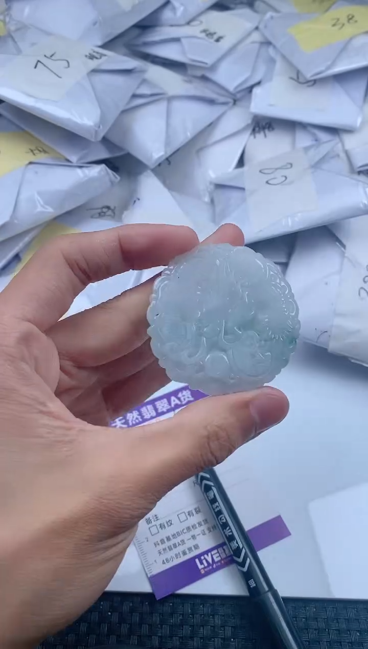 翡翠未镶嵌颈饰          