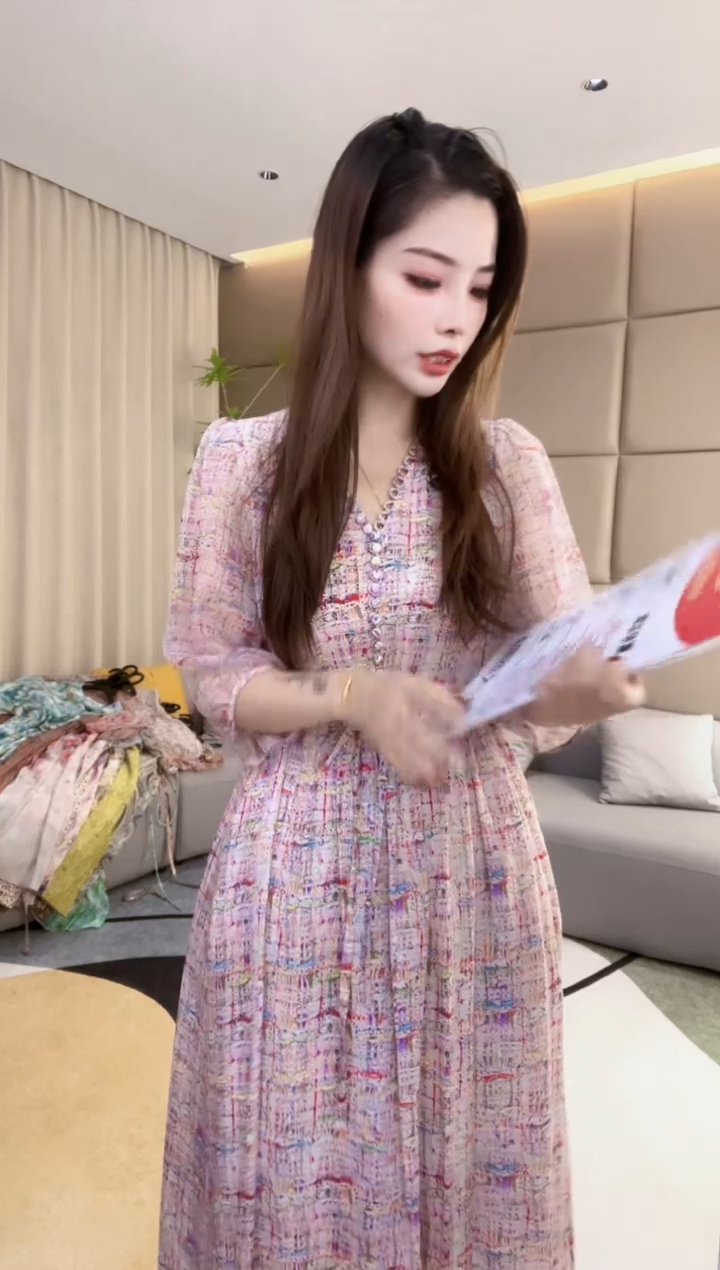 多扣桑蚕丝连衣裙