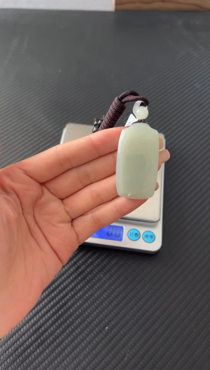吊坠(赠链)未镶嵌和田玉且末微色差近矿吊坠