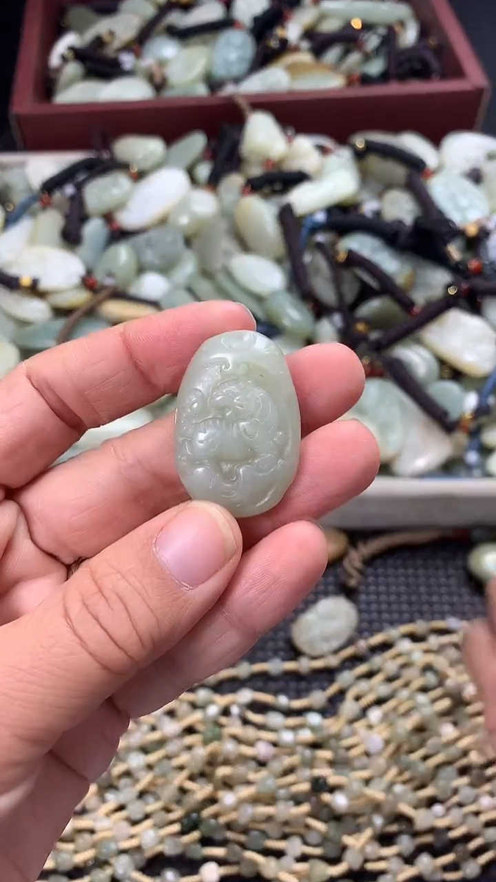 颈饰未镶嵌和田玉（多样性发一件）没有证书有瑕