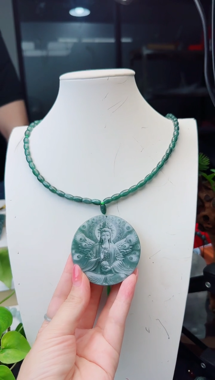 翡翠未镶嵌颈饰多样性发货其中一件