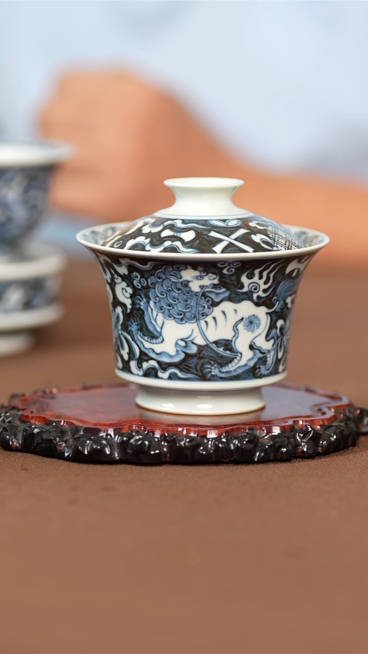 景德镇全手工全手绘双狮绣球盖碗  容量150