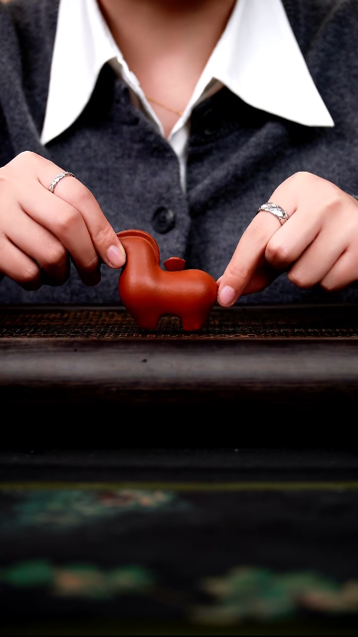 茶壶紫砂唐马 朱泥