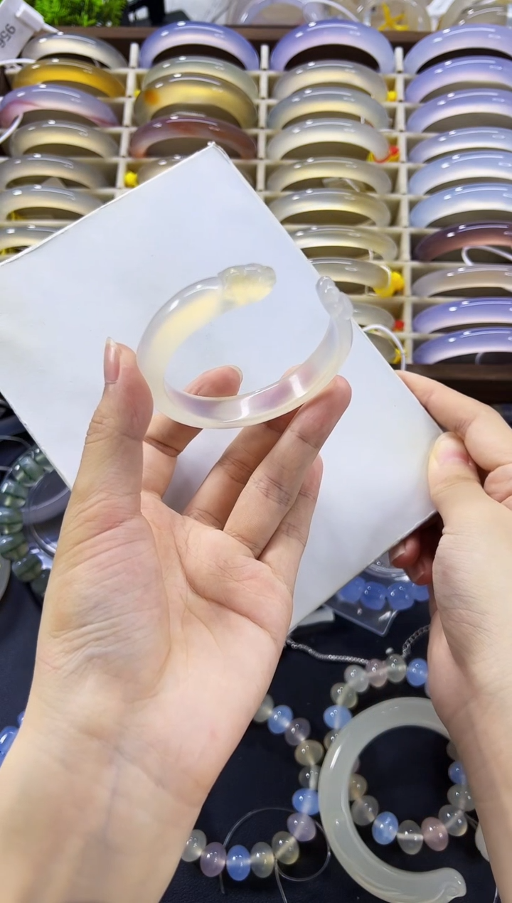 玛瑙/玉髓手镯未镶嵌54.7圈口