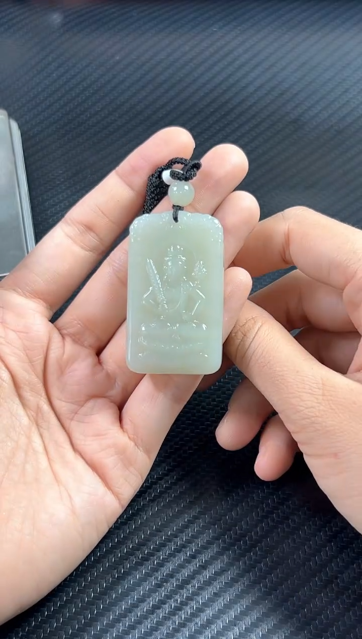 吊坠(赠链)未镶嵌和田玉且末微色差近矿 牛