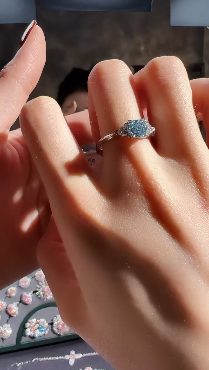 18K金镶嵌实验室培育钻石蓝钻三石款/垫型/VVS1/围镶